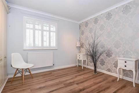 2 bedroom flat to rent, Essex Court, Barnes, SW13