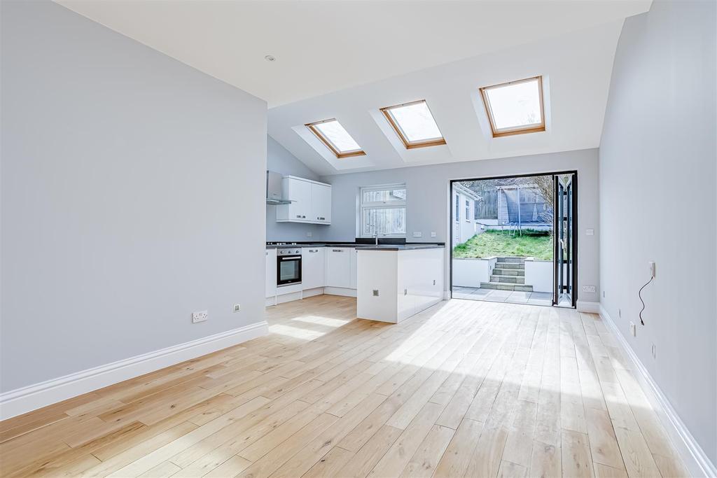 The Oval, Banstead 4 bed semidetached house £3,000 pcm (£692 pw)