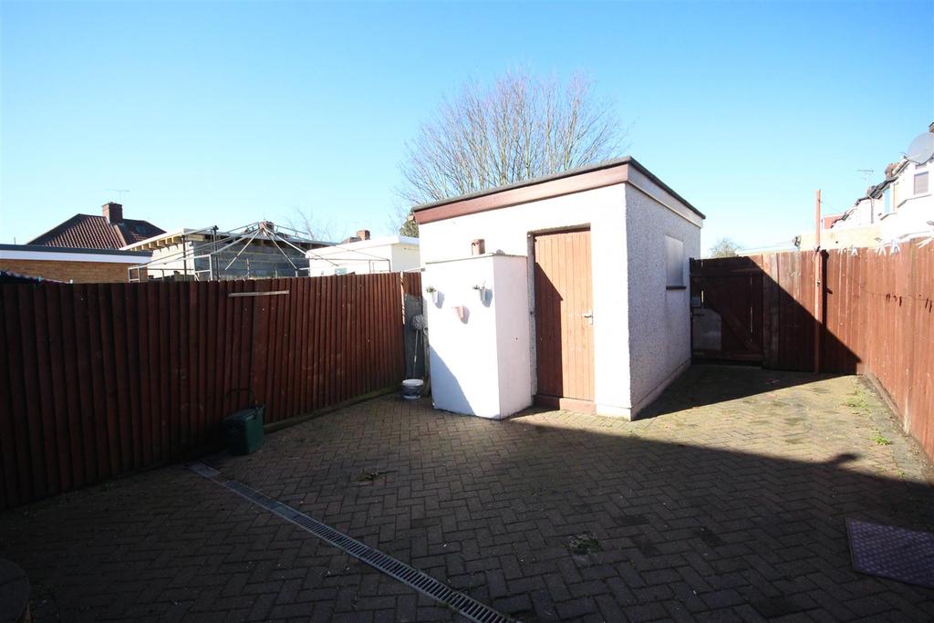 Monks Park, WEMBLEY 4 bed semidetached house £2,150 pcm (£496 pw)
