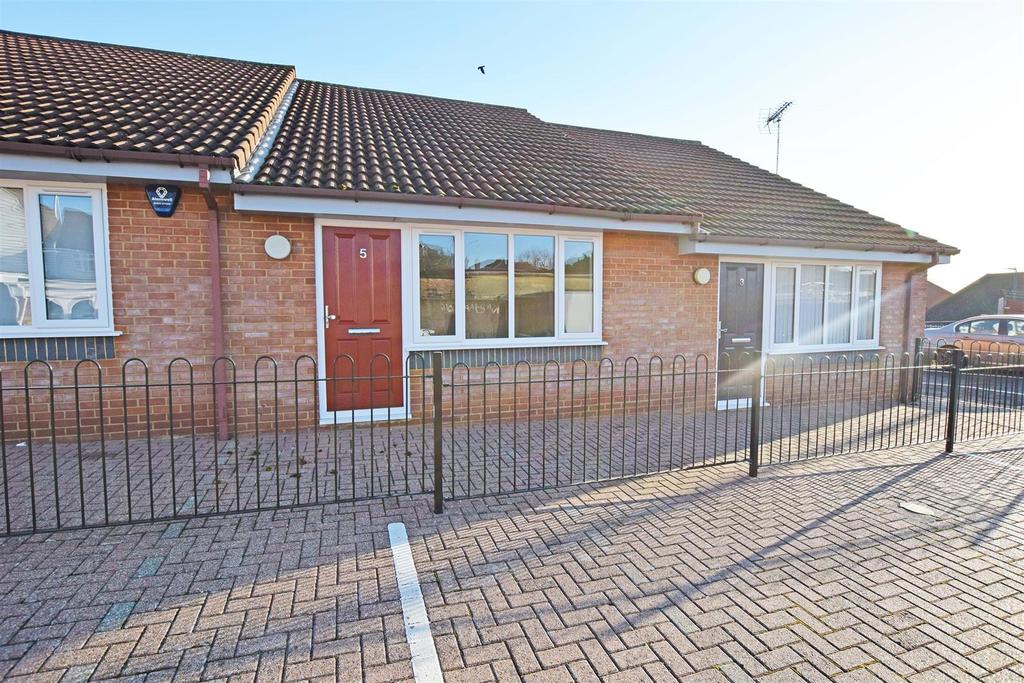 Holding Street, Rainham 1 bed duplex £925 pcm (£213 pw)