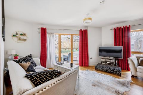 15, Alton Court Copley Close, London, W7 1DD