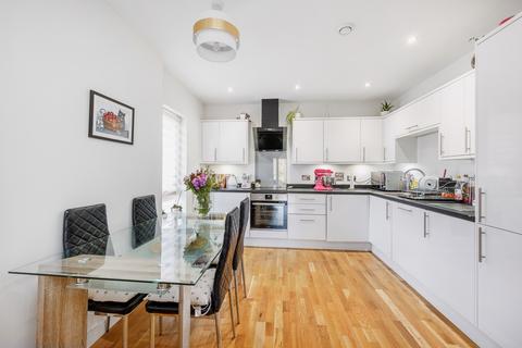 15, Alton Court Copley Close, London, W7 1DD