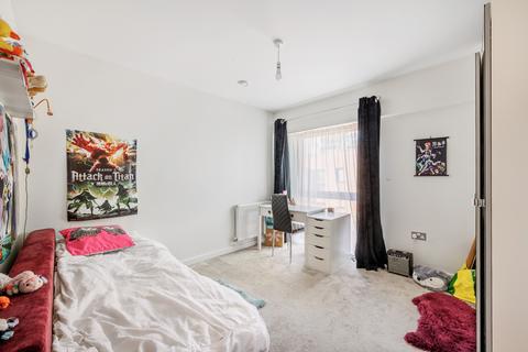 15, Alton Court Copley Close, London, W7 1DD