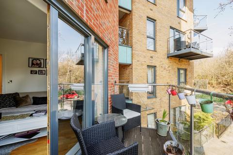 15, Alton Court Copley Close, London, W7 1DD