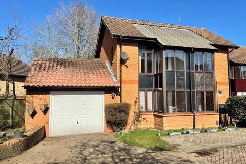 3 bedroom detached house to rent, Cockerell Grove, Shenley Lodge