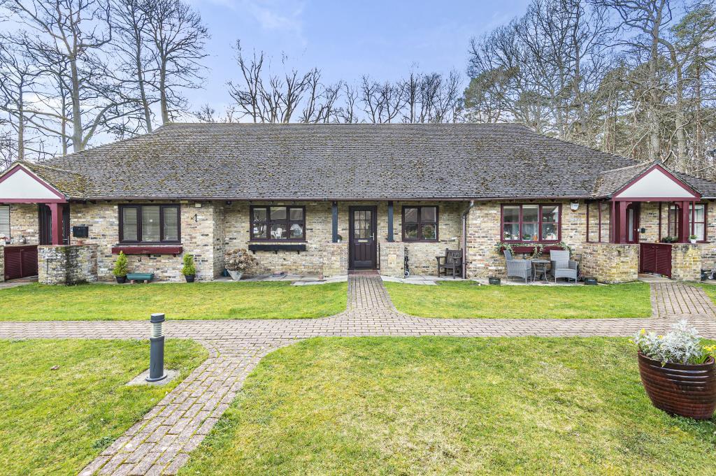 Bagshot Road, Ascot, SL5 2 bed terraced bungalow £1,350 pcm (£312 pw)