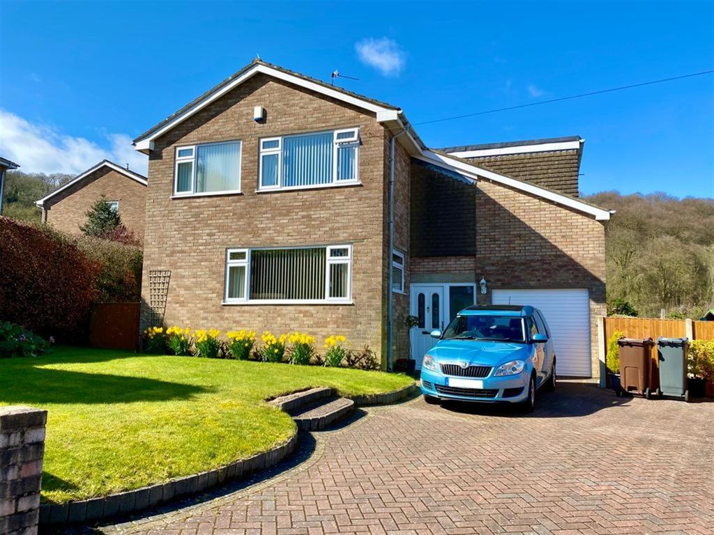 Beechwood Rise, Dursley, GL11 4HA 4 bed detached house £485,000