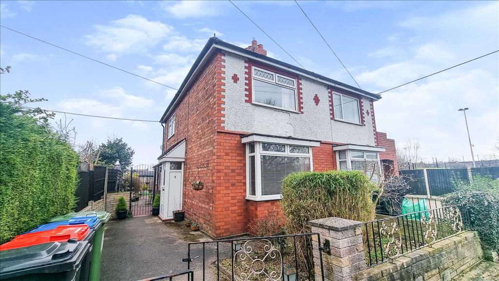 Joyce Avenue, Winsford 2 bed semi-detached house - £140,000