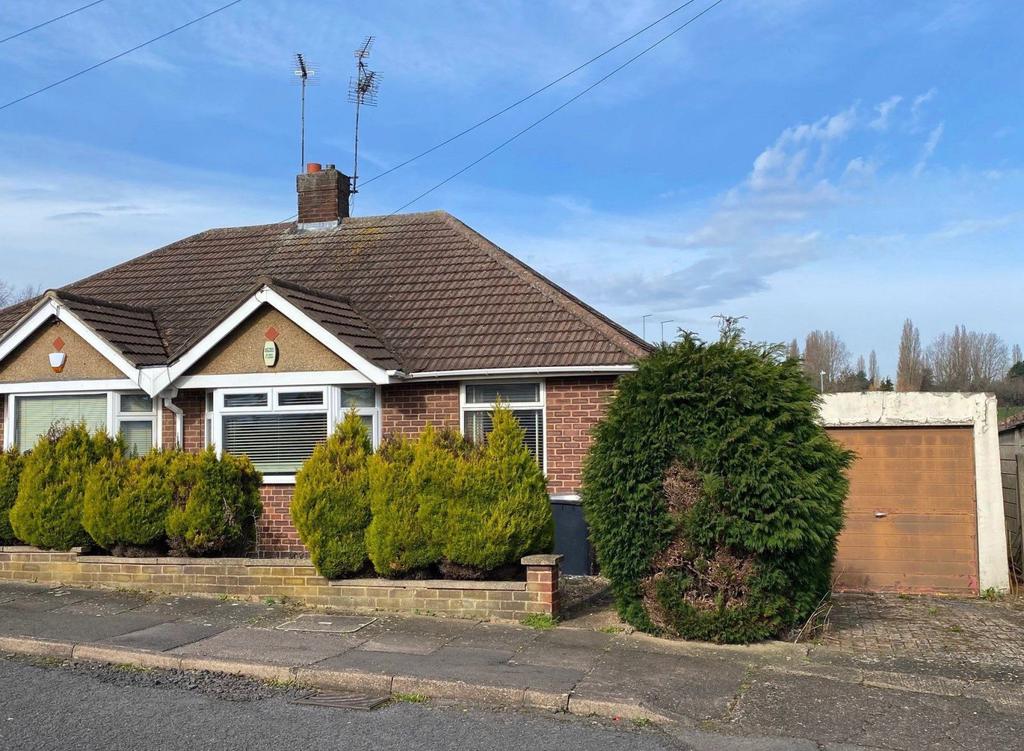 Sunningdale Close, Kingsley, Northampton NN2 7LR 3 bed semidetached