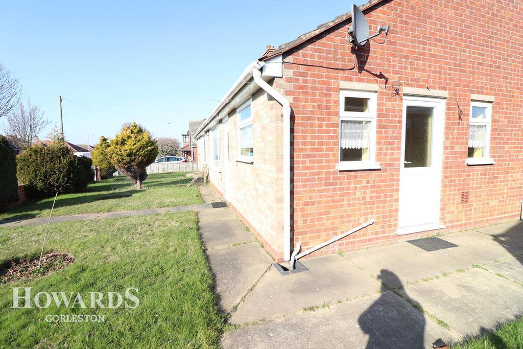 Claydon Grove, Gorleston 2 bed semidetached bungalow £200,000