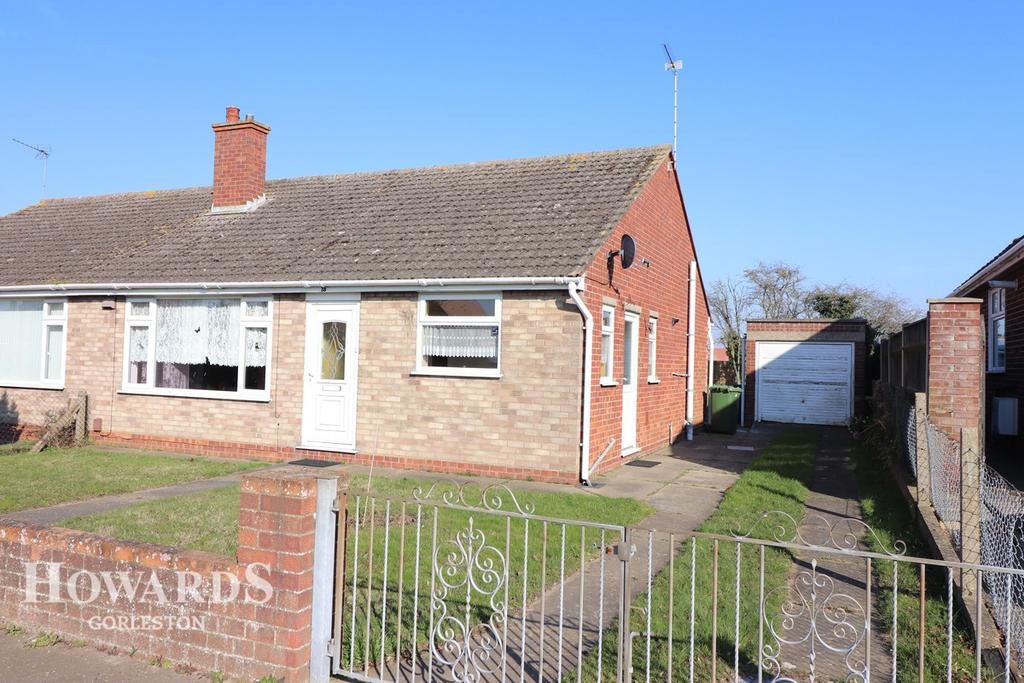 Claydon Grove, Gorleston 2 bed semidetached bungalow £200,000