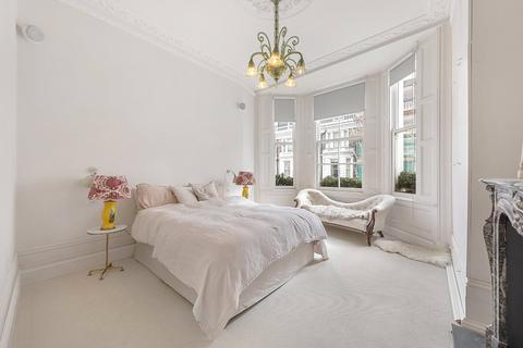 3 bedroom flat to rent, Stafford Terrace, Kensington, London
