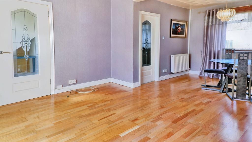 Craigton Drive, Barrhead G78 3 bed terraced house £120,000