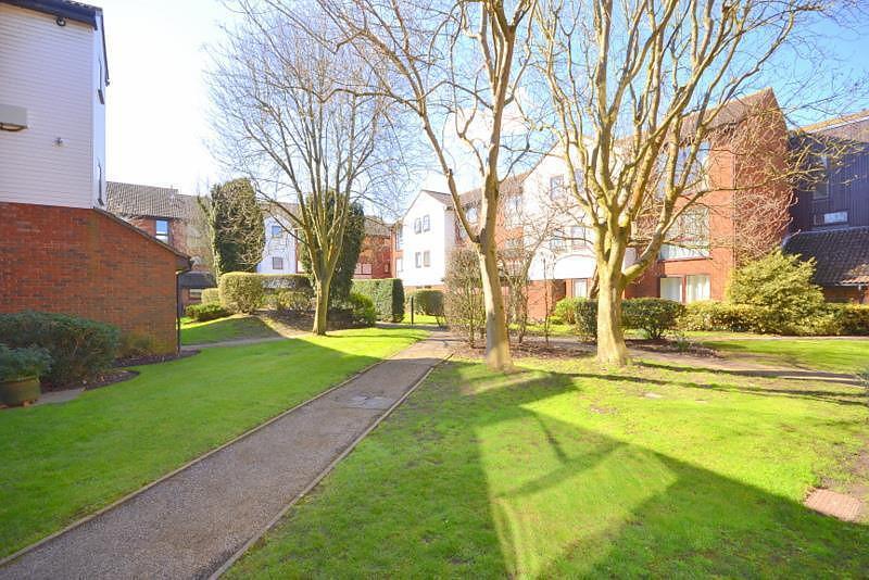 Claremont, Laleham Road, Shepperton, TW17 2 bed flat £280,000