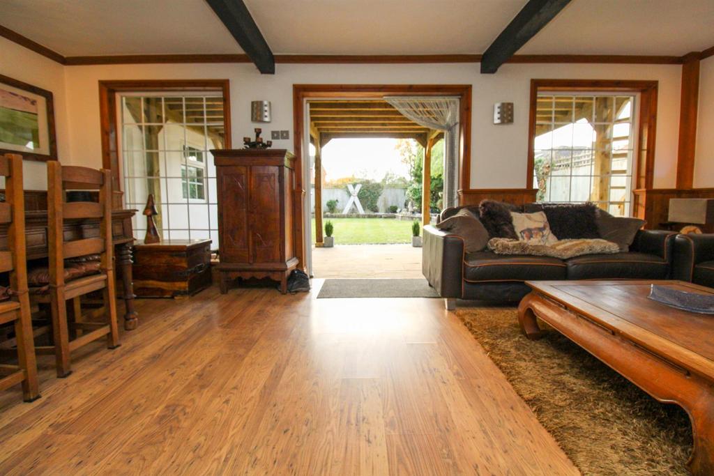 Whitcliffe Grove, Ripon, North Yorkshire 3 bed detached house £350,000