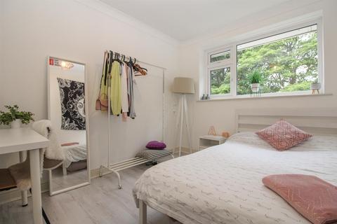 90 Aire Grove, Yeadon, Leeds, LS19 7TY