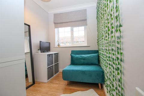 90 Aire Grove, Yeadon, Leeds, LS19 7TY