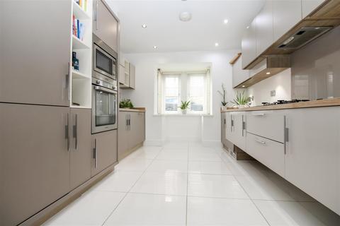 5 Eleanor Close, Bradford, BD10 0TZ