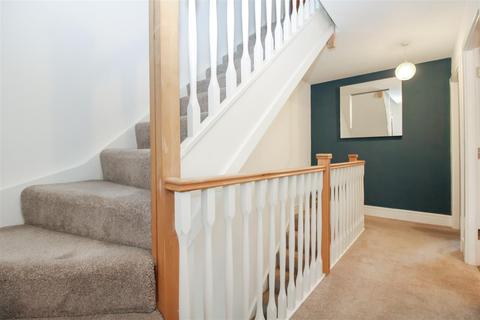 5 Eleanor Close, Bradford, BD10 0TZ