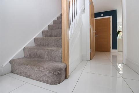 5 Eleanor Close, Bradford, BD10 0TZ