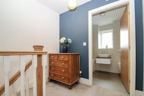 5 Eleanor Close, Bradford, BD10 0TZ