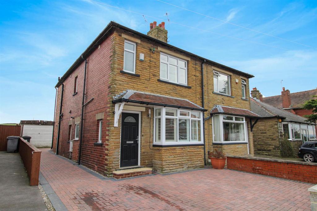 Moorlands Avenue, Yeadon, Leeds 3 bed semidetached house £299,950