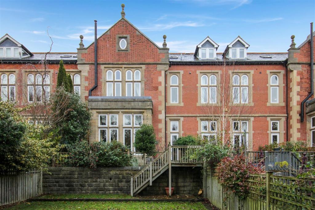 Snaith Wood Drive, Rawdon, Leeds, West Yorkshire 6 bed terraced house