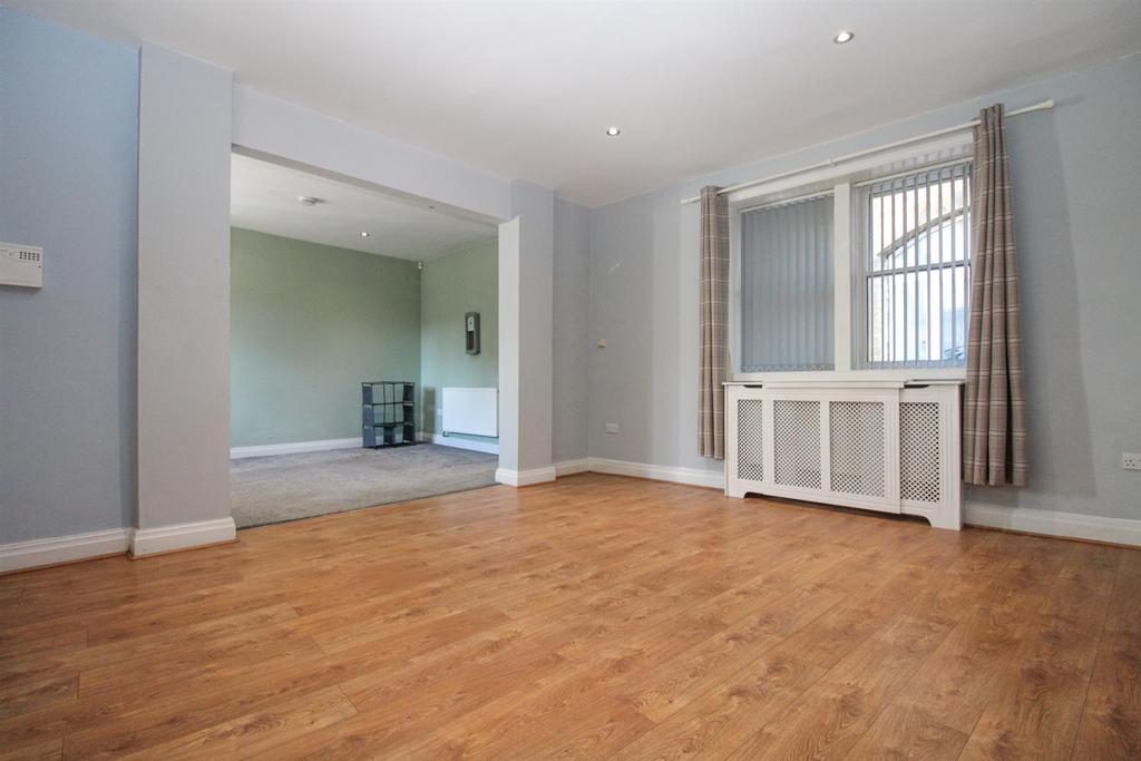 The Green Kirk Lane, Yeadon, Leeds 3 bed terraced house £229,950
