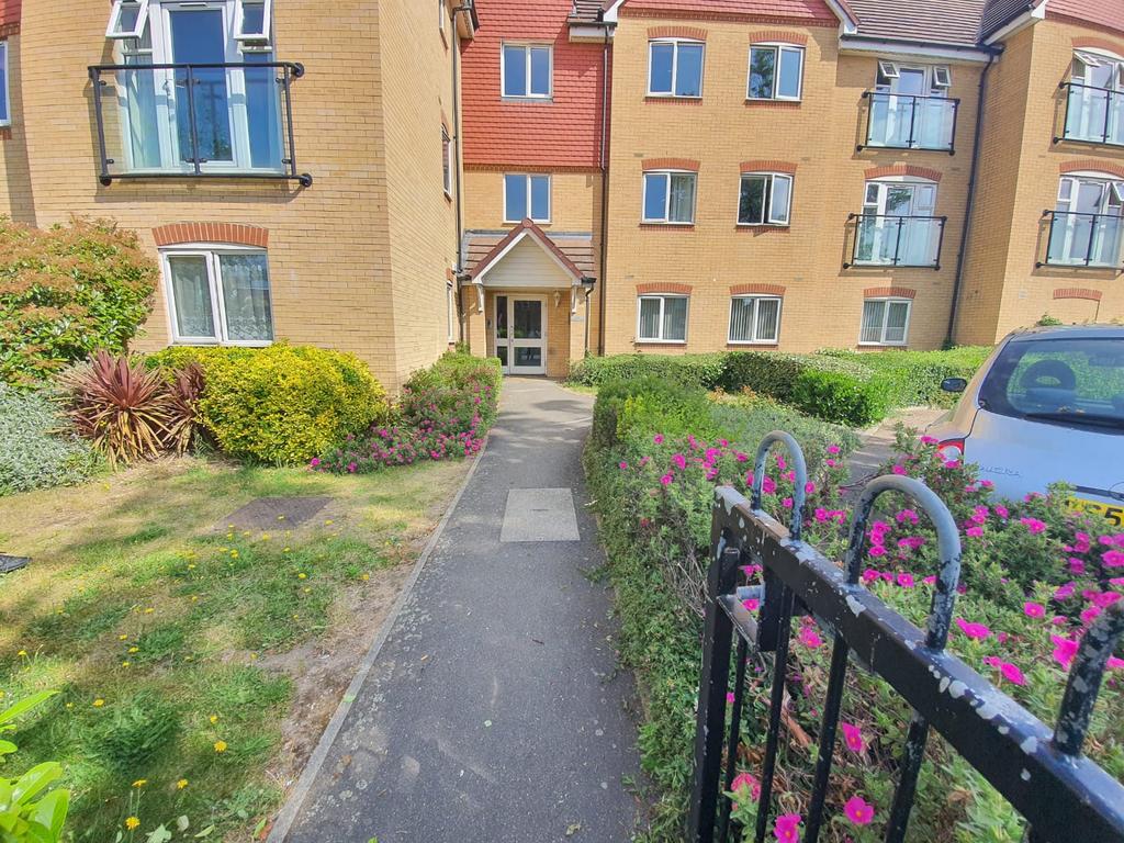 Charlcot Mews, Bower Way, Slough... 2 bed flat £250,000