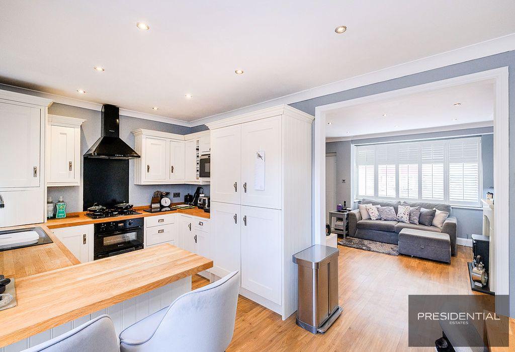 Southern Drive, Loughton, Essex 2 bed terraced house £450,000