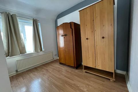 3 bedroom semi-detached house to rent, No Deposit Option, Heathway, Dagenham, RM10
