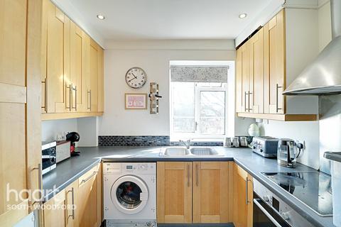 4 bedroom flat for sale - Malford Court, South Woodford, London, E18
