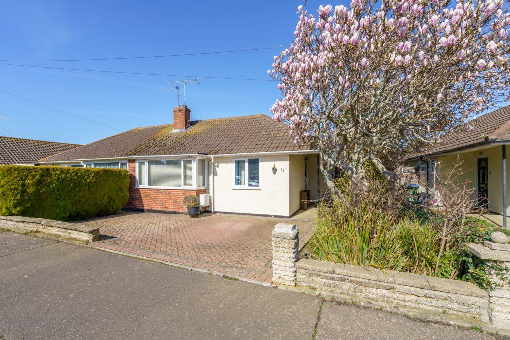 Elizabeth Avenue, Rose Green, Bognor Regis, West Sussex, PO21 3EL 3 bed