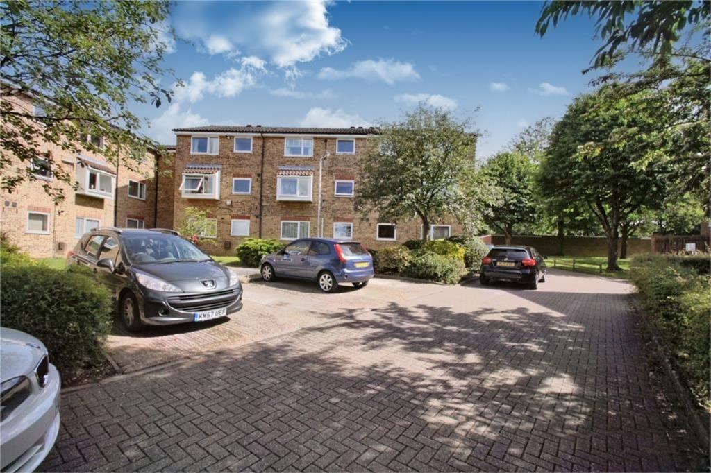 Aylsham Drive, Ickenham 2 bed flat £1,150 pcm (£265 pw)