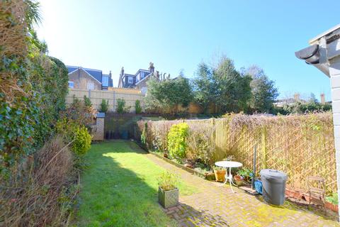 16 Blackborough Road, Reigate, RH2 7BT