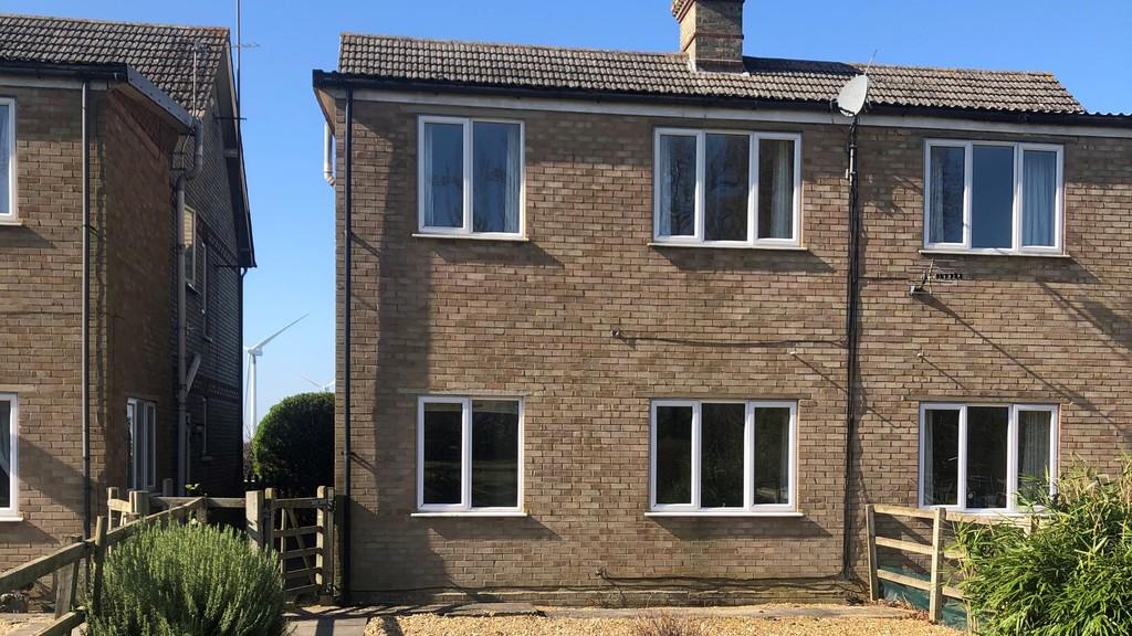 London Road, Biggleswade 3 bed semidetached house £1,100 pcm (£254 pw)