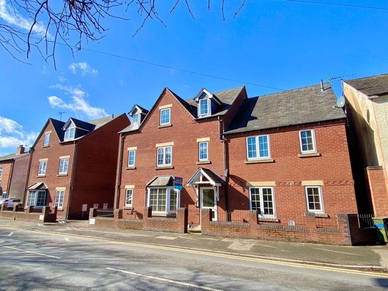 Evesham Road, Astwood Bank, B96 6AA 2 bed apartment £170,000