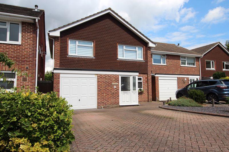 Rosemary Gardens, Hedge End, SO30 0NW 4 bed detached house £480,000
