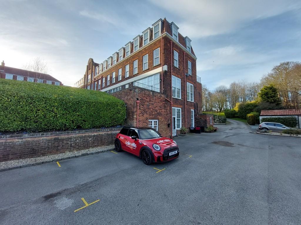 Hunmanby Hall, Hall Park Road, Hunmanby, Filey 3 bed ground floor flat