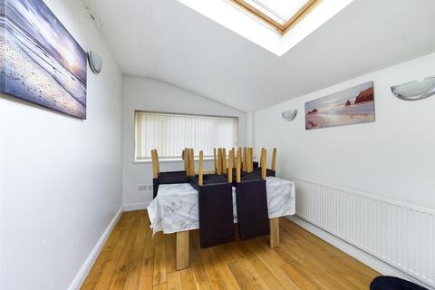 10 Intake Grove, Bradford, BD2 3NJ