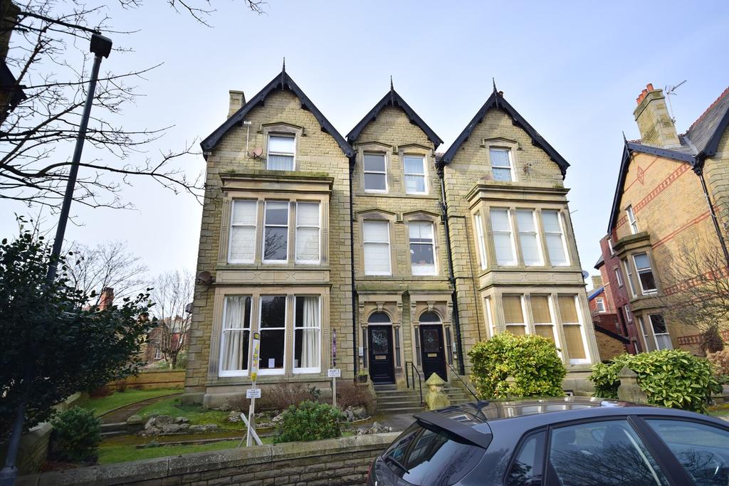 St Georges Square, St Annes, FY8 2 bed flat - £105,000