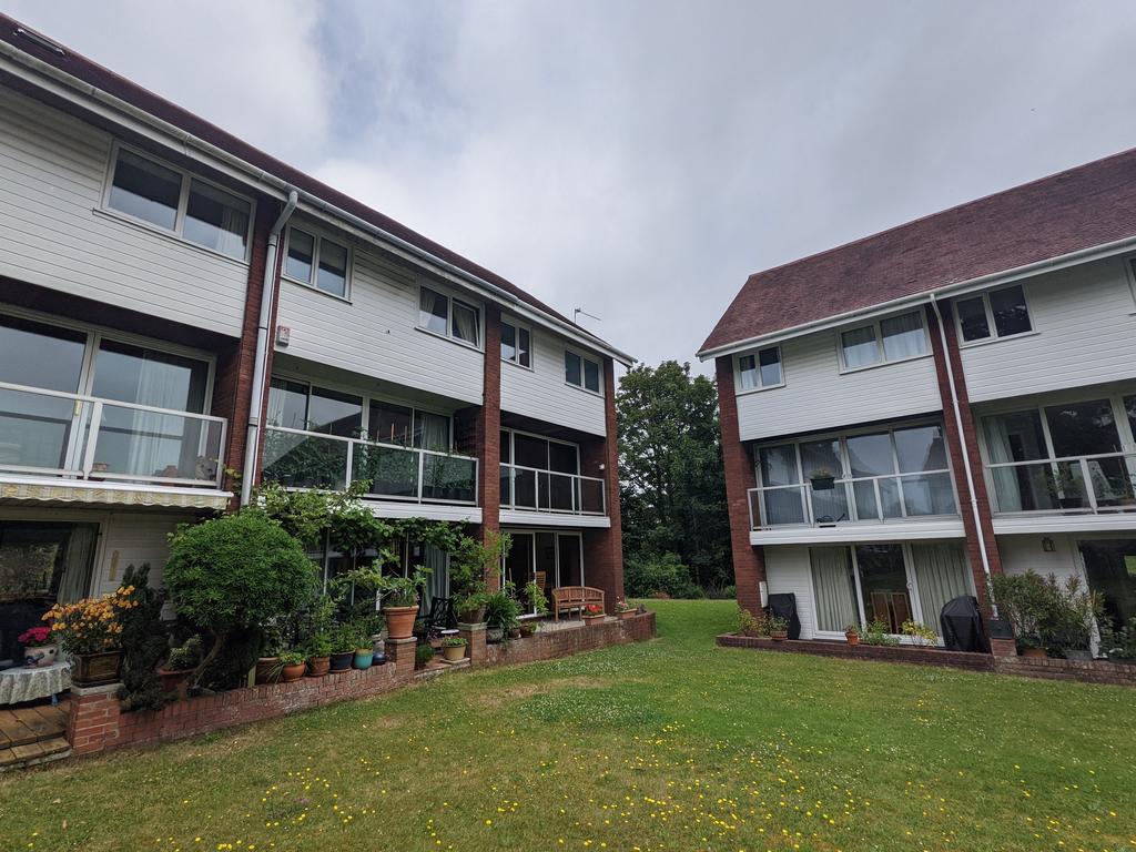 Roxburgh Garden Court, Plymouth Road, Penarth 4 bed end of terrace