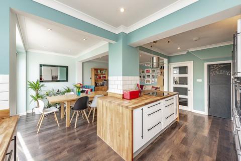 8 The Horseshoe, Coulsdon, CR5 2AS