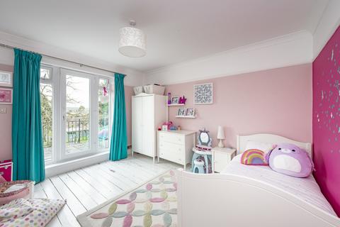 8 The Horseshoe, Coulsdon, CR5 2AS