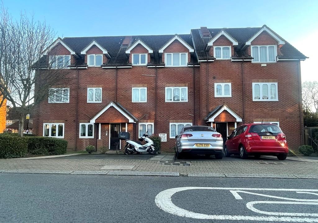 Cherry Gardens, Northolt 2 bed flat £1,200 pcm (£277 pw)