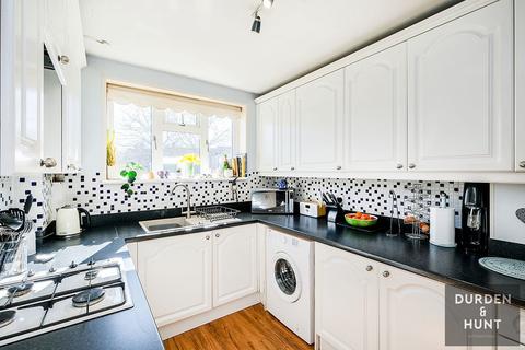 61 Bushfields, Loughton, IG10 3JR