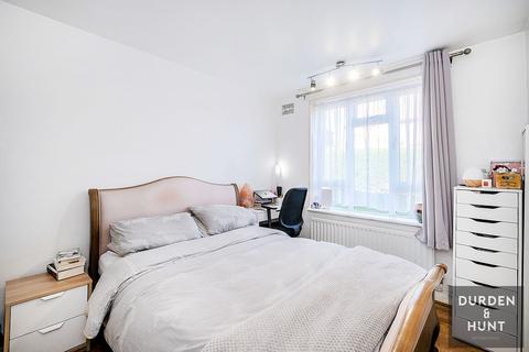 61 Bushfields, Loughton, IG10 3JR