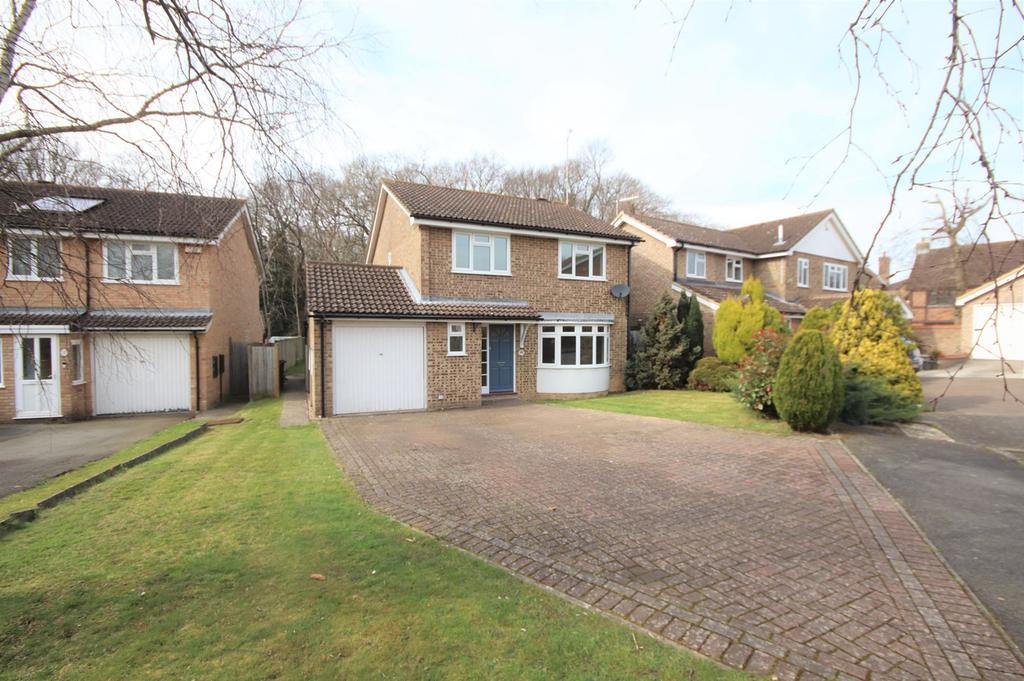 Fontwell Avenue, BexhillonSea, TN39 4 bed detached house £1,850 pcm