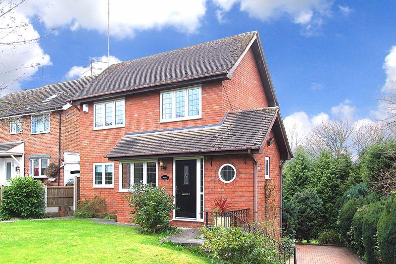 WOMBOURNE, Mill Lane 3 bed detached house £1,300 pcm (£300 pw)