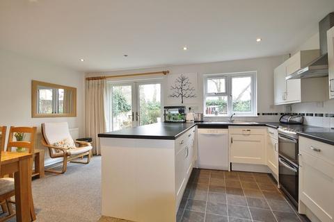 18 Hollis Close, Witney, OX28 3SW